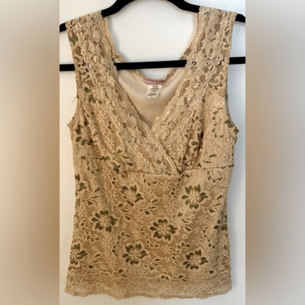 Pretty NWT sleeveless lace top.💝